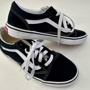 Vans Old Skool Shoes, Black/White (Size Youth 7: Equivalent to Women’s 8.5/Men 7
